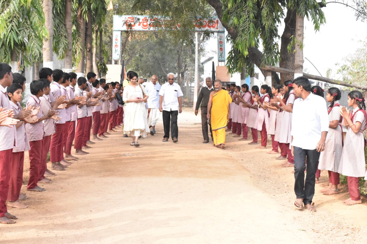 Founders welcomed by schoolchildren in uniform